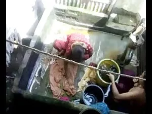 सुनहरे बालों वाली श् ...