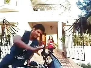 सुनहरे बालों वाली जर ...