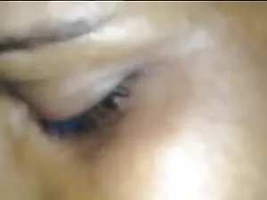 मीरा पाई उसके चेहरे  ...