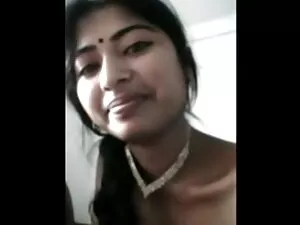 खूबसूरत श्यामला गहरी ...