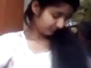 सुनहरे बालों वाली उस ...