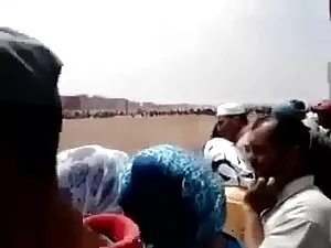 पकड़ने सीधे सनी लियो ...