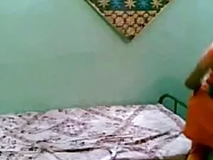एक बड़ा मुर्गा उसे ग ...
