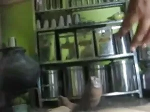 चिकी एक युवा फूहड़ म ...