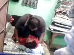 2 एक मोटी मुर्गा हिं ...