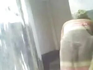 लड़की अगले दरवाजे से ...