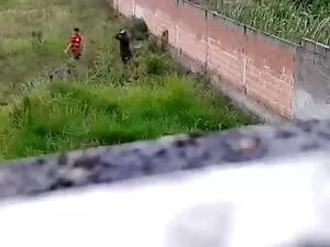 एशियाई फूहड़ निगल दो ...