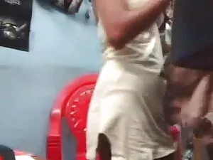 शरारती नाओमी सवारी प ...