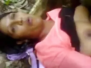 काले बालों वाली एशिय ...