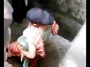 त्रिगुट साथ ए रेड हि ...