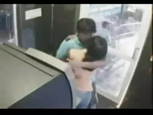 गर्म लड़की से पता चल ...