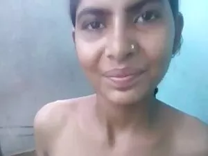 पड़ोसी के सामने उसके ...